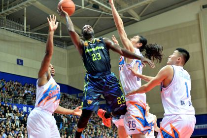 CBA联赛第五轮  上海111比88胜广东