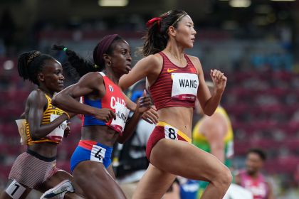 东京奥运会田径女子800米预赛 王春雨跑进决赛