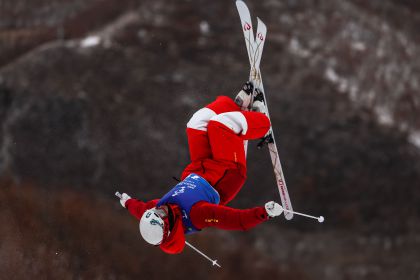 第十四届全国冬季运动会自由式滑雪男子雪上技巧决赛 龙昊夺冠