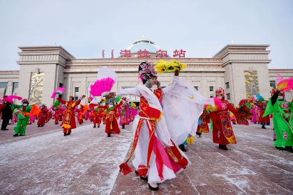 全民健身大拜年活动在海拉尔站举行 中老年健身爱好者用秧歌迎接“十四冬”