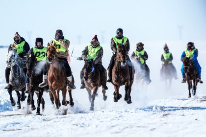 “助力十四冬、迎新春第七届伊敏乌那格雪地赛马比赛”在鄂温克旗伊敏苏木西山举行