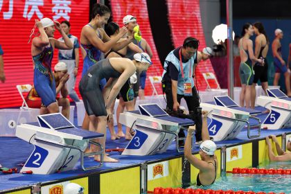 十五运会游泳女子4X100接力 山东队夺冠