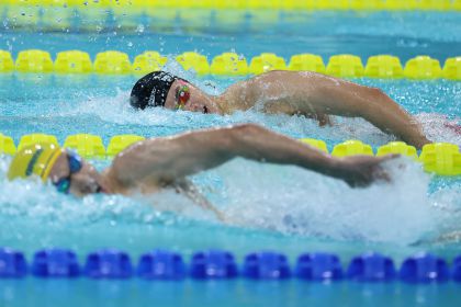 十五运会游泳男子400米自由泳预赛  潘展乐孙杨同组竞技