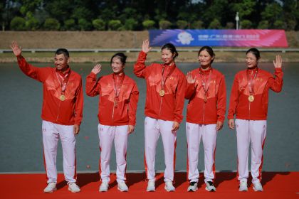 十五运会赛艇女子四人双桨决赛 河南队夺得冠军