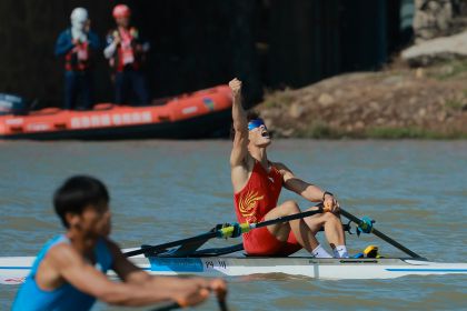 十五运会赛艇男子轻量单人双桨决赛 四川队谷建滔夺得冠军