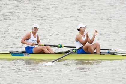 十五运会赛艇女子双人单桨决赛 辽宁队崔晓桐/吕鑫阳夺得冠军
