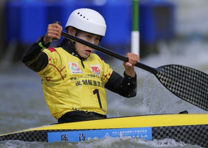 十五运会皮划艇激流回旋女子单人划艇决赛 辽宁队陈诗获得冠军