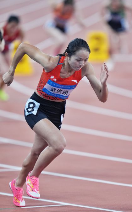 十五运会女子800米预赛第二组  云南队吴洪姣小组第一晋级