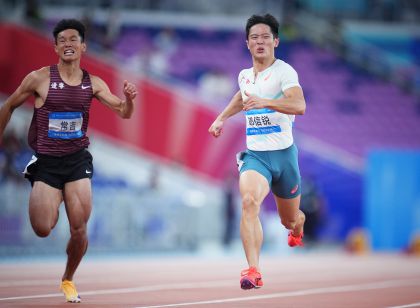 十五运会田径男子100米复赛第2组 广西队邓信锐获得第一名