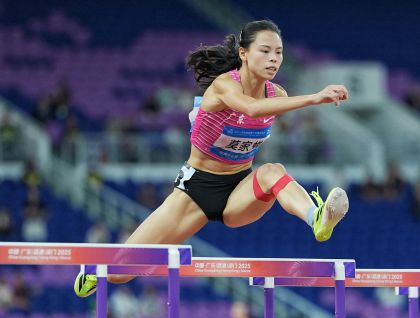 十五运会田径女子400米栏决赛 广东队莫家蝶孔莹蓥包揽冠亚军