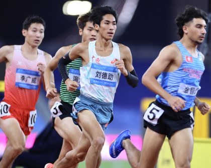 十五运会田径男子1500米预赛第1组 上海队谢冬生获得第一名