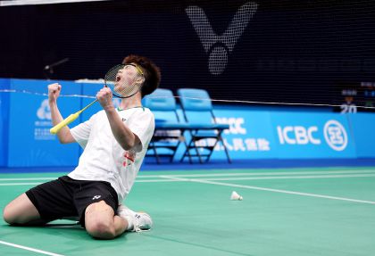 十五运会羽毛球男单决赛    福建队翁泓阳夺冠