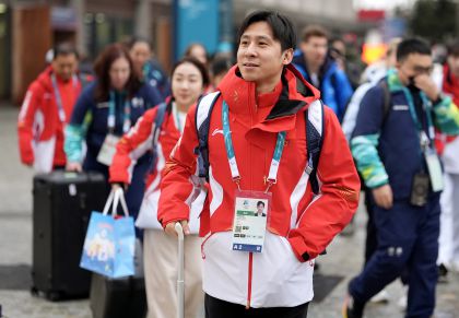 中国花样滑冰队抵达米兰冬奥会奥运村