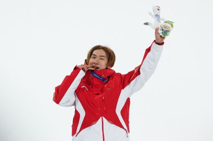 米兰冬奥会单板滑雪男子大跳台决赛  苏翊鸣摘铜
