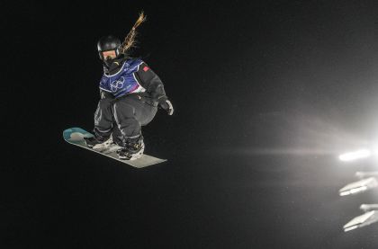 米兰冬奥会单板滑雪女子大跳台决赛 张小楠排名第五苏翊鸣现场观赛