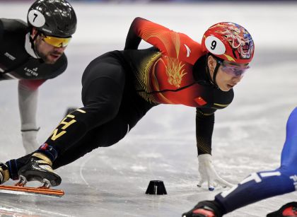 米兰冬奥会短道速滑男子1000米1/4决赛 中国选手孙龙、刘少昂晋级半决赛