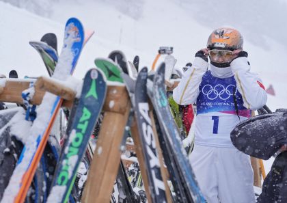米兰冬奥会自由式滑雪女子空中技巧预赛延期 中国队队员坚持训练