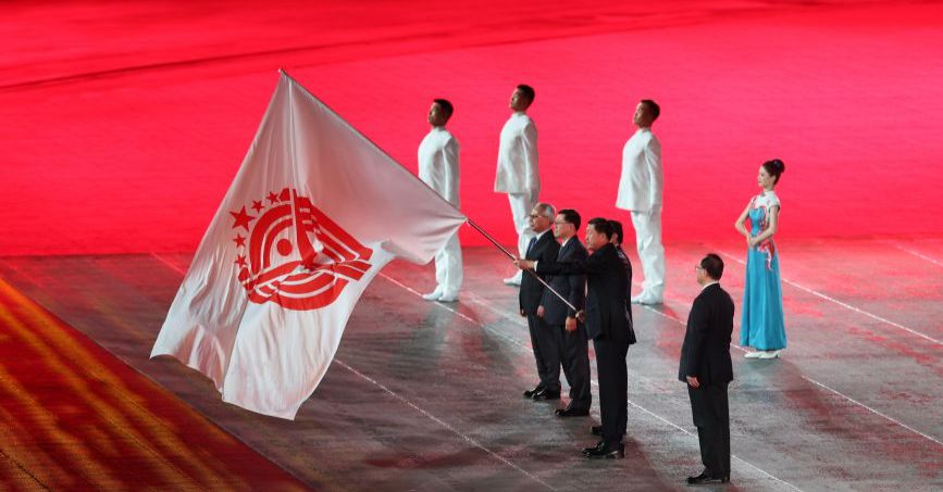 图为第十五届全运会组委会主任、国家体育总局局长高志丹挥舞全运会会旗。（中国体育图片 安灵均 摄）